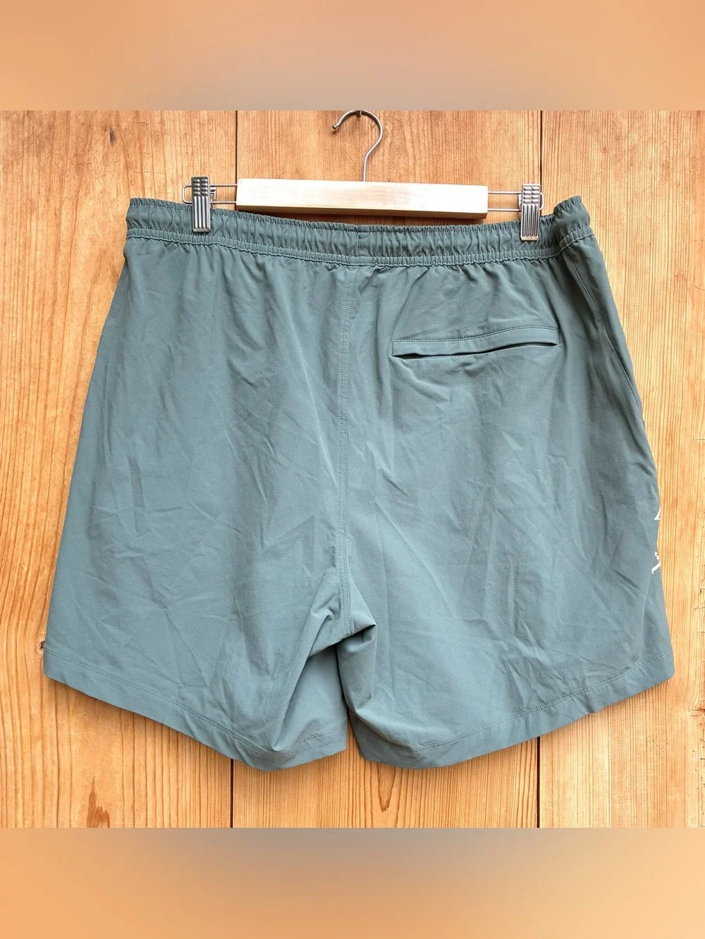 Vuori Men’s Crosscourt Unlined Green Gray Shorts Sz XL